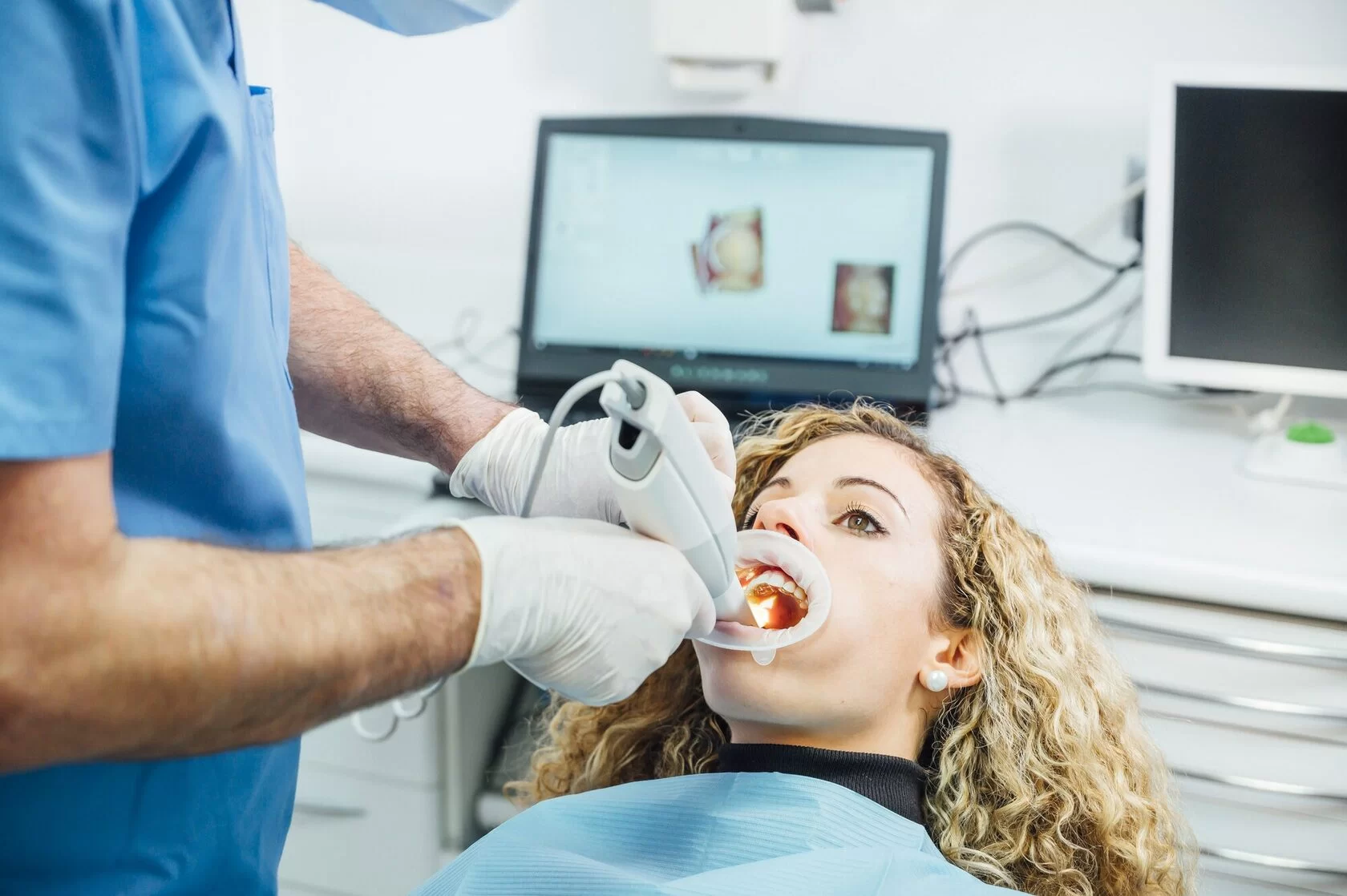 Digitaler Zahnabdruck mit einem Intraoralscanner bei einer Patientin