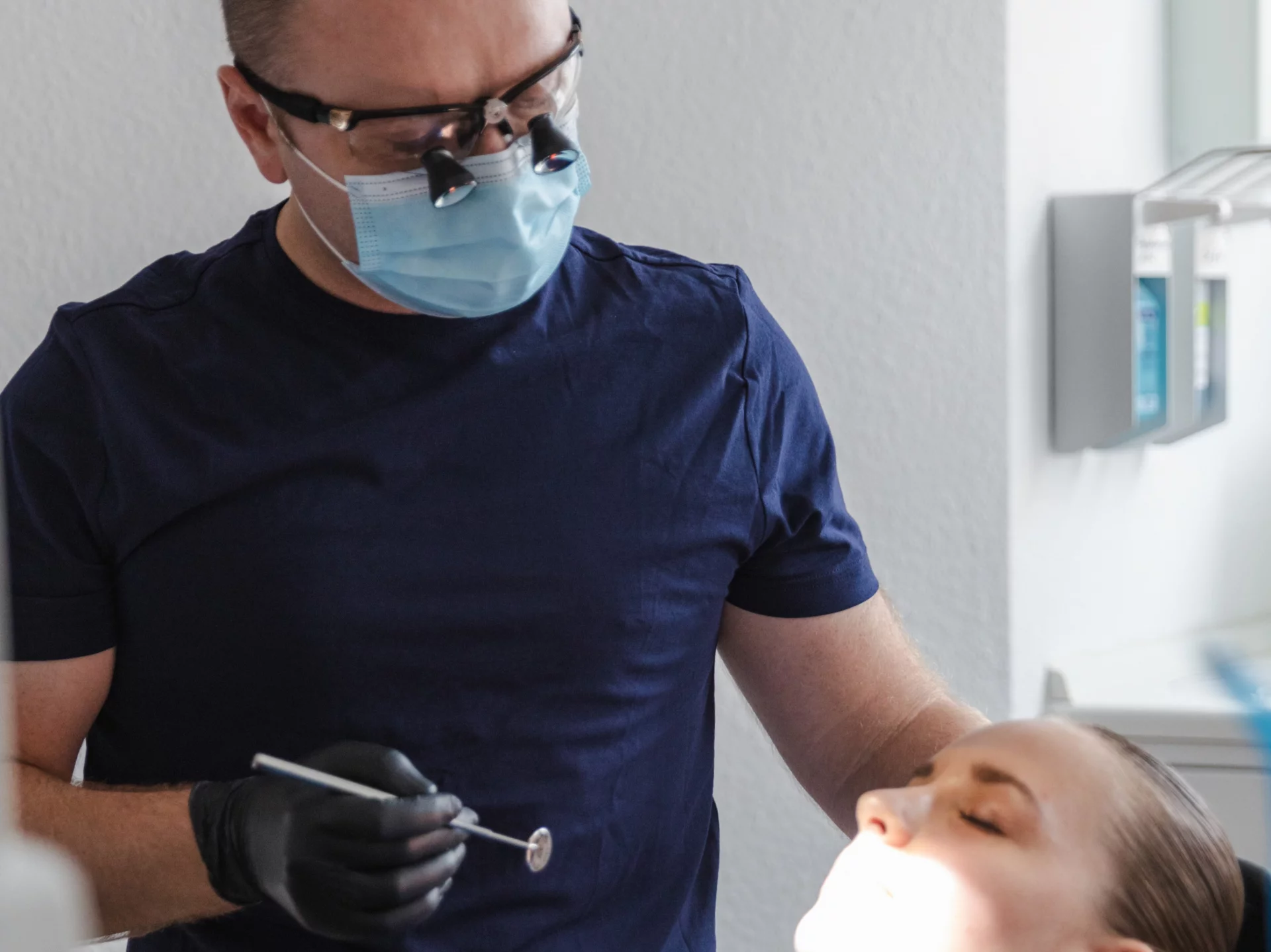 Zahnarzt Dieter Schächtel bei der Behandlung einer Patientin in Neu-Ulm