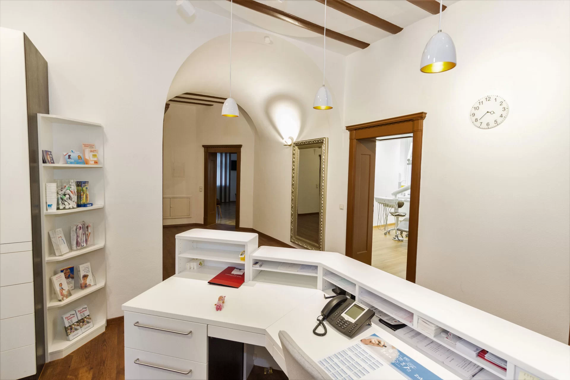 Treppenhaus der Zahnarztpraxis Dieter Schächtel in Neu-Ulm