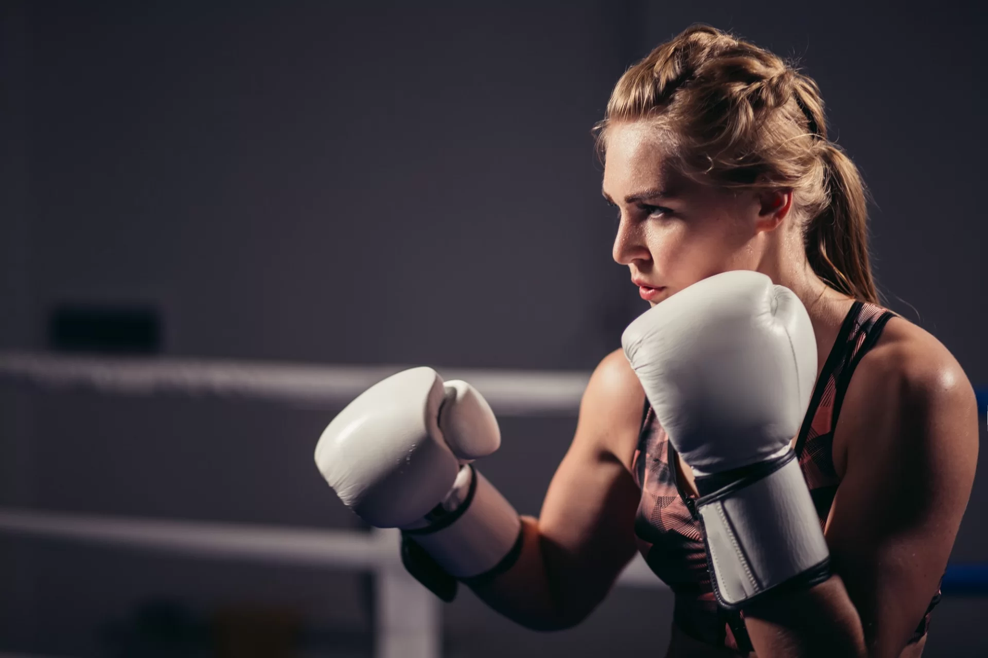 Boxerin mit Sportmundschutz beim Training